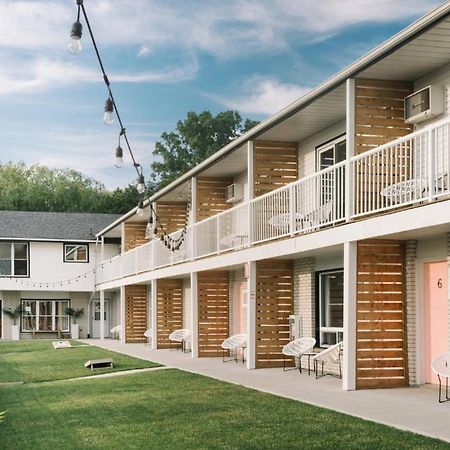 The June Motel, Prince Edward County Пиктън Екстериор снимка