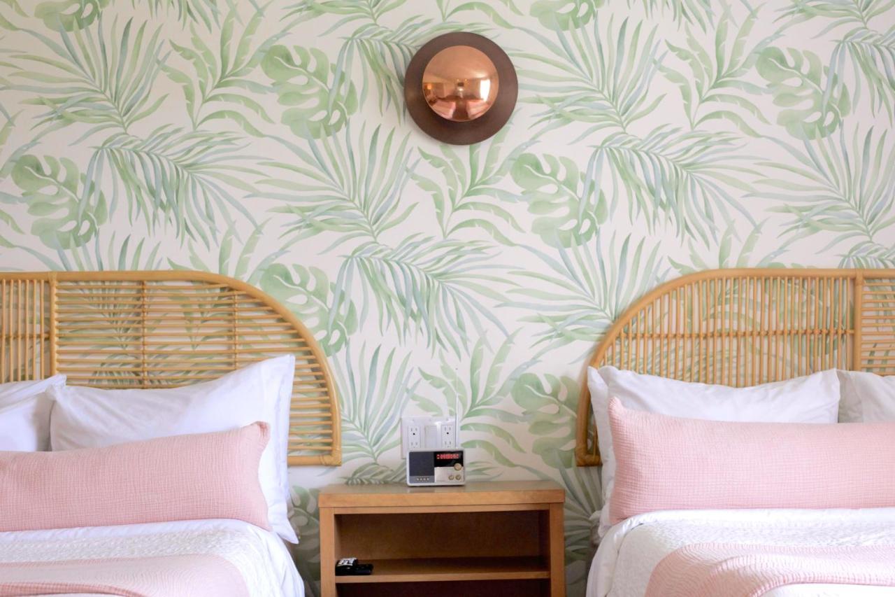 The June Motel, Prince Edward County Пиктън Екстериор снимка