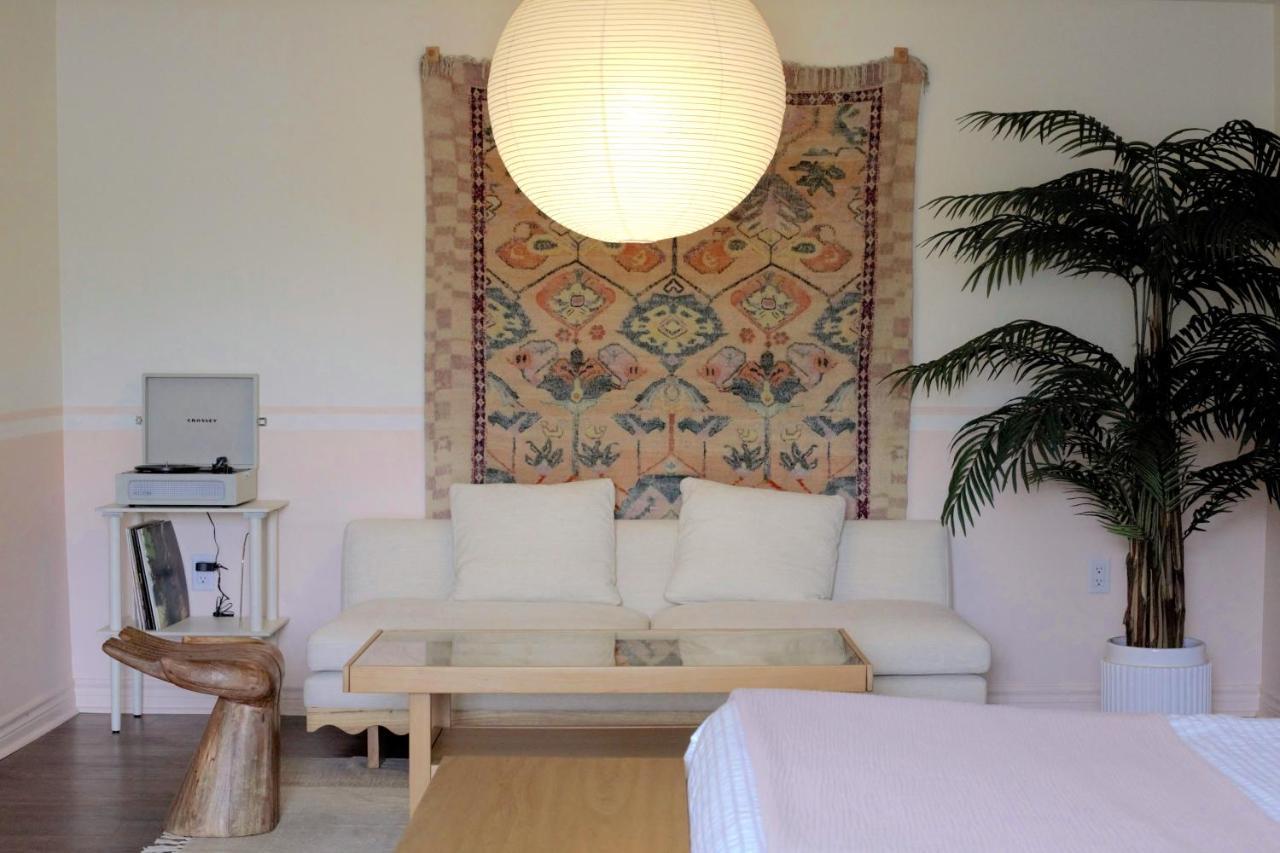 The June Motel, Prince Edward County Пиктън Екстериор снимка