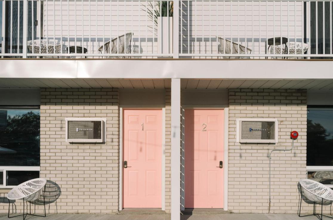 The June Motel, Prince Edward County Пиктън Екстериор снимка