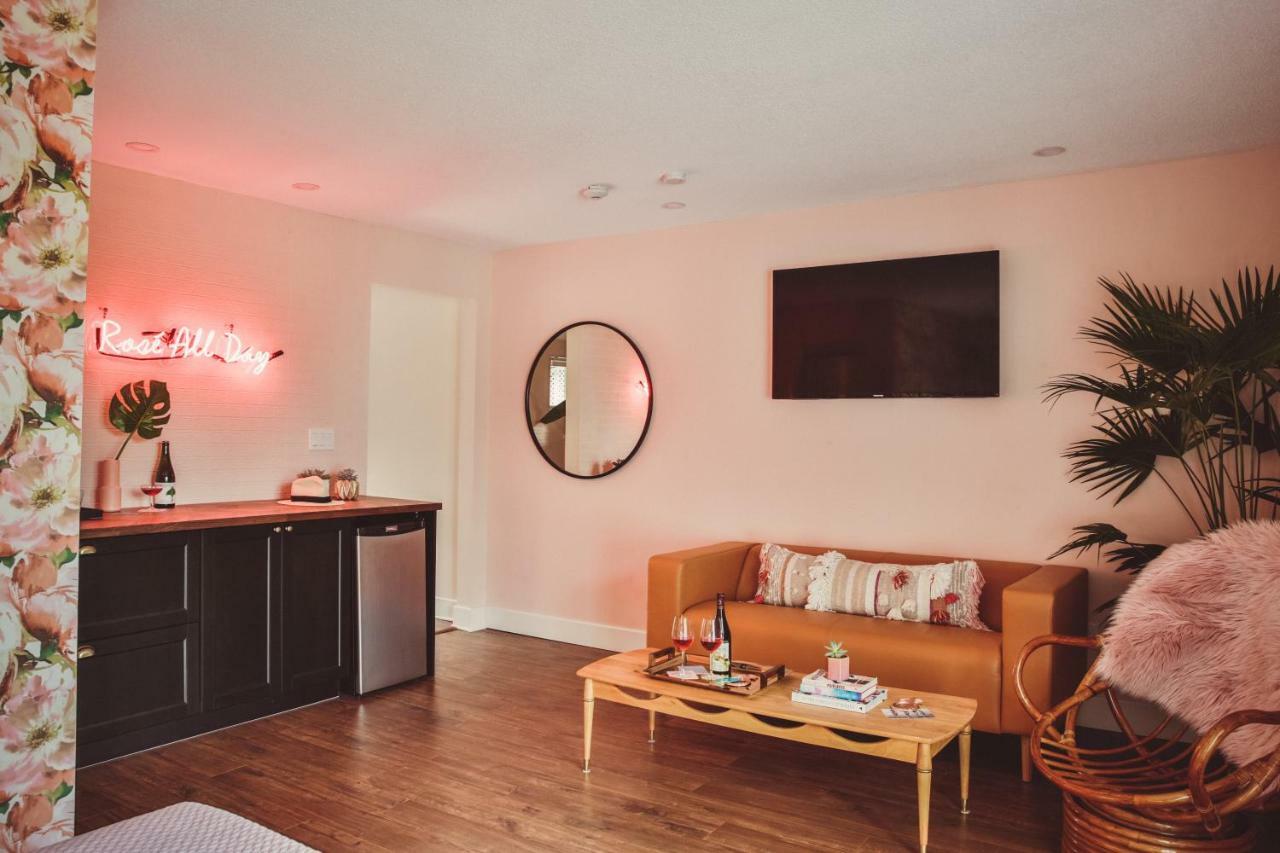 The June Motel, Prince Edward County Пиктън Екстериор снимка