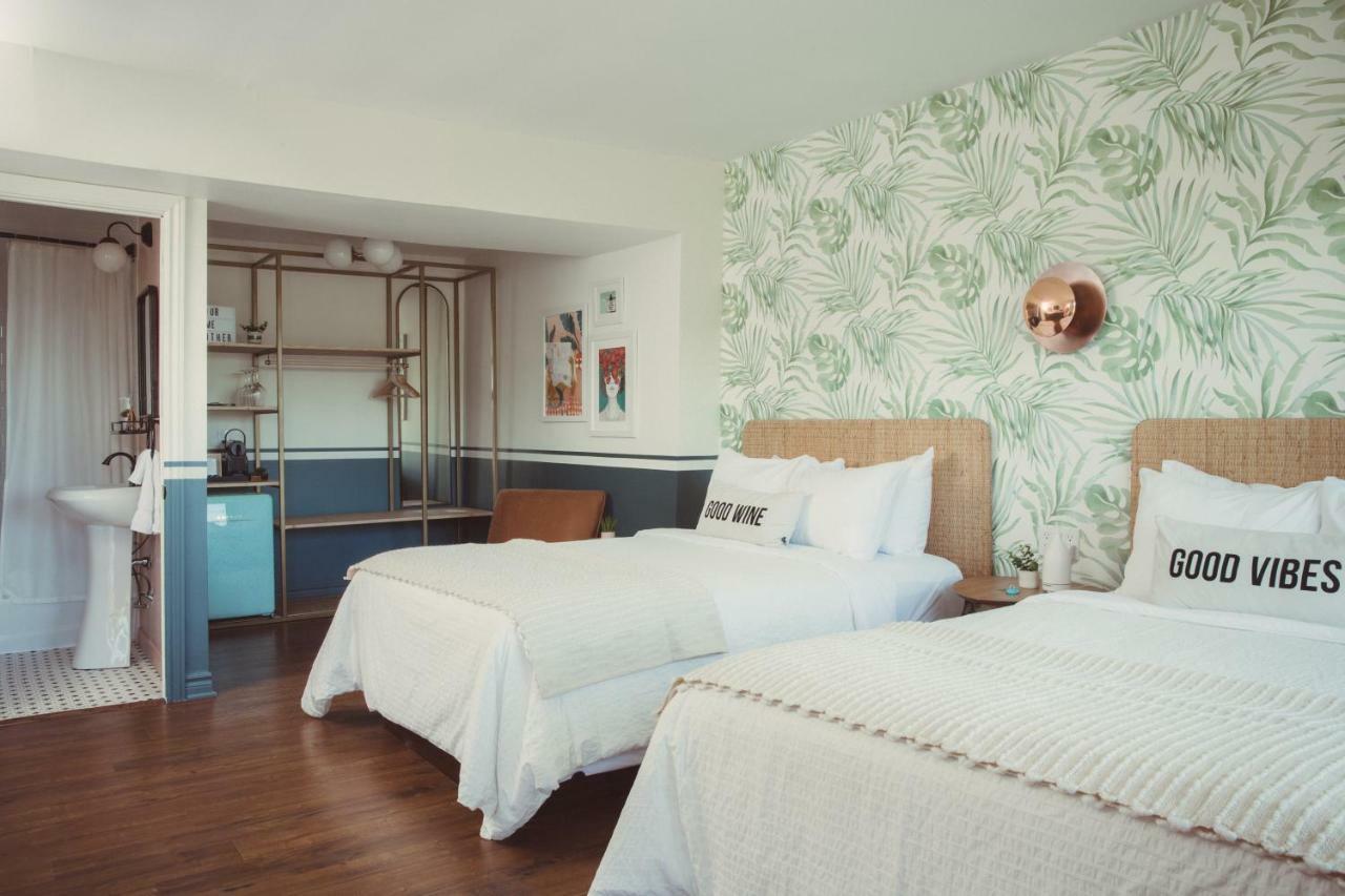 The June Motel, Prince Edward County Пиктън Екстериор снимка